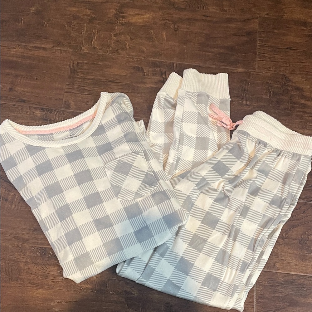 Cuddl Duds Women's Gray Checkered Pajama Set